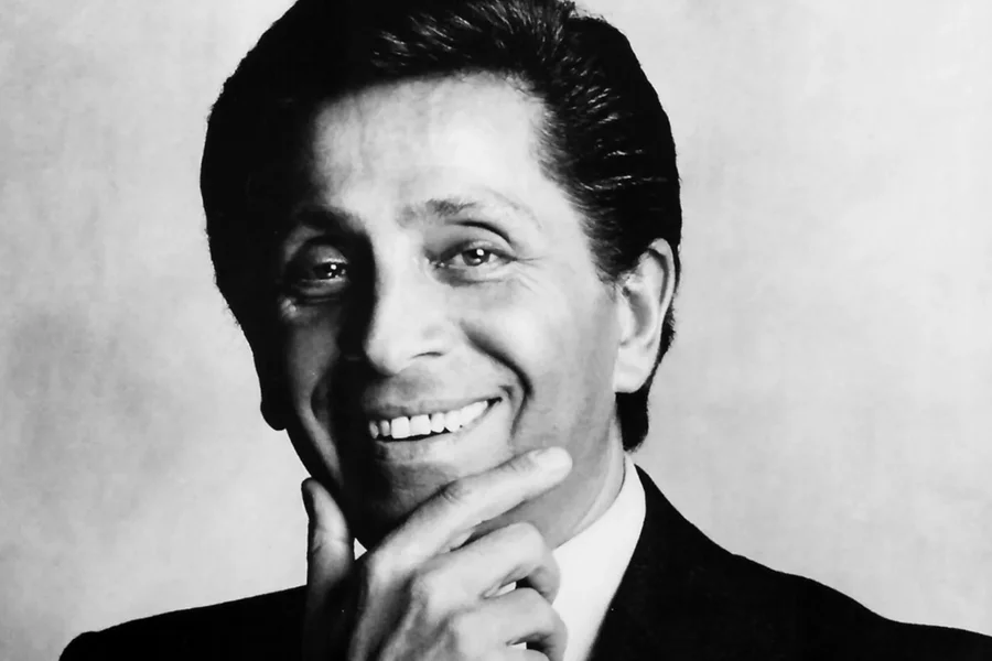 Morre Valentino Garavani, ícone da alta-costura, aos 93 anos episode artwork