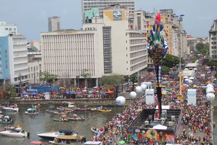 Subida do Galo da Madrugada reúne multidão e abre oficialmente o Carnaval no Recife
