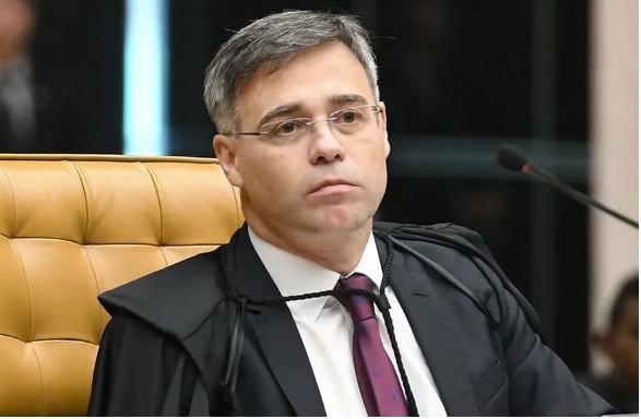 Mendonça diz que Flávio e Lula podem abrir sigilos e que não cabe ao TSE decidir a respeito episode artwork