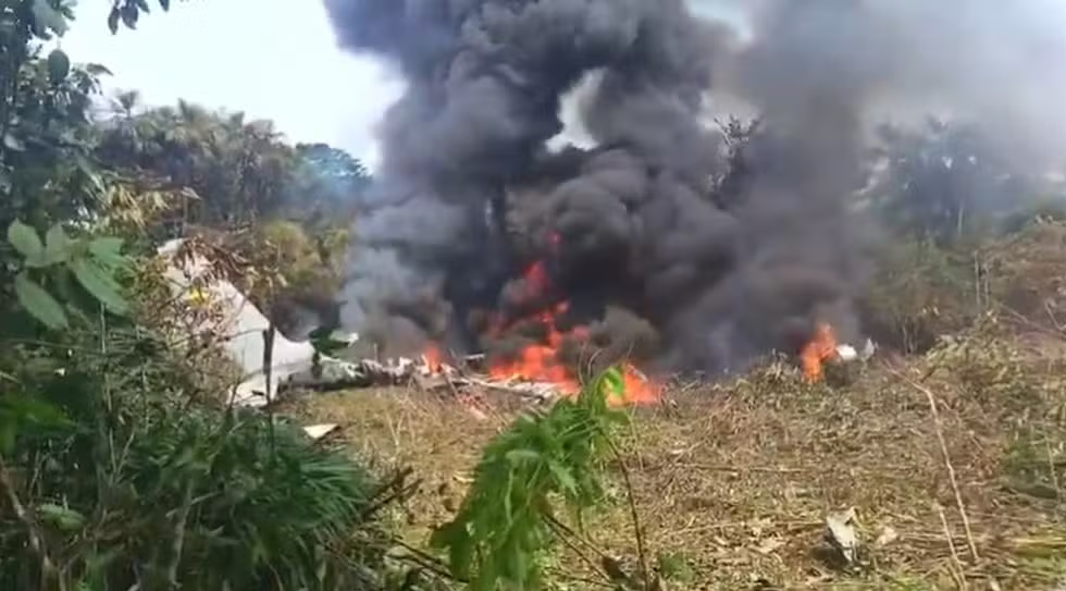 Ao menos oito pessoas morrem em queda de avião militar na Colômbia