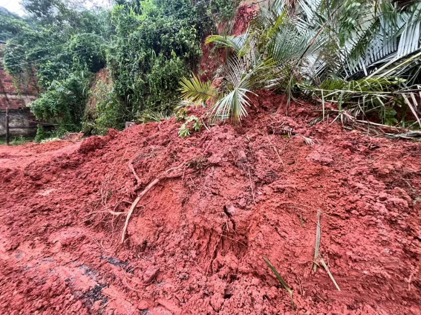 Família é soterrada e criança de 5 anos morre após deslizamento causado pela chuva em Barra Mansa
