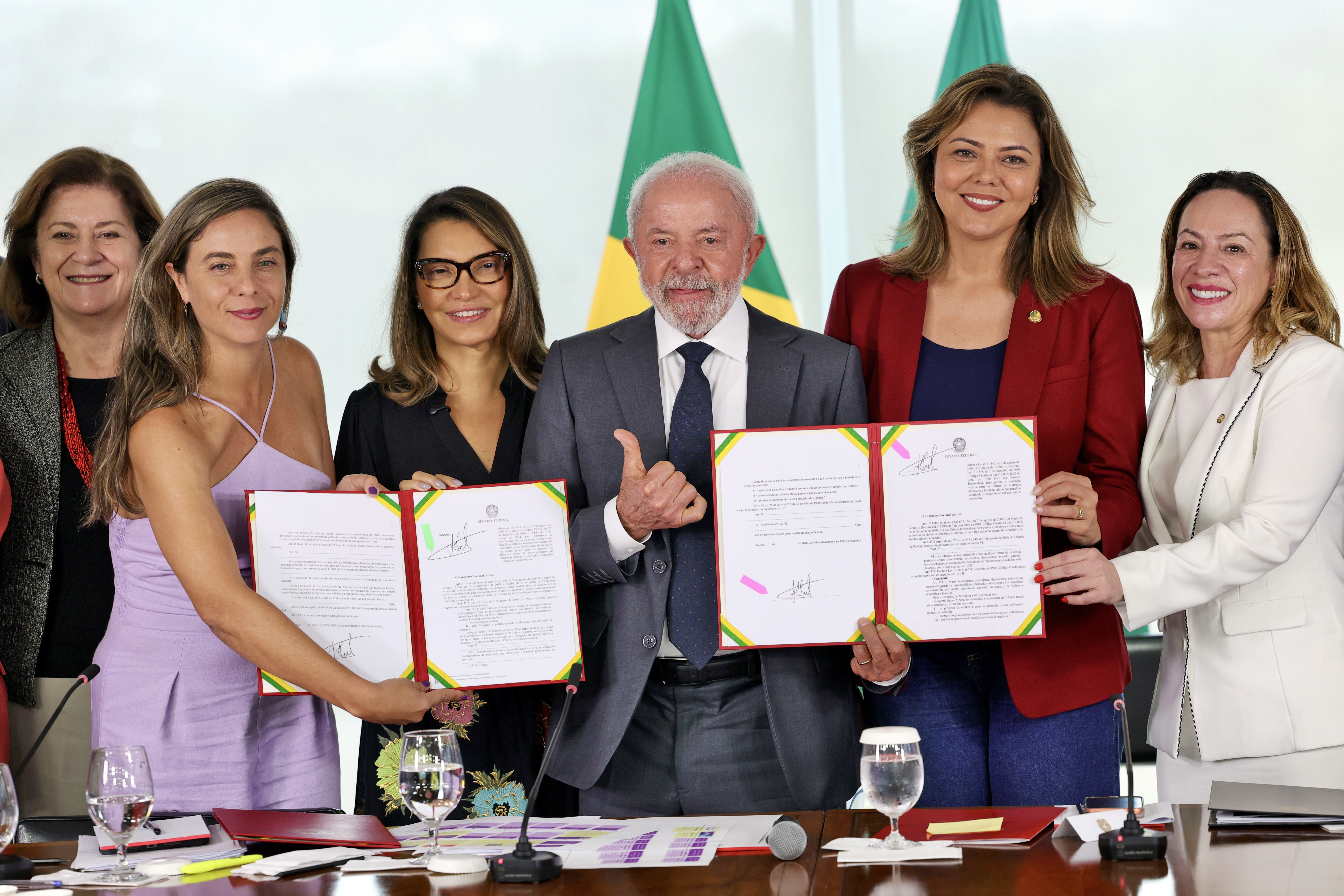 Lula sanciona leis para fortalecer o combate à violência contra a mulher no país