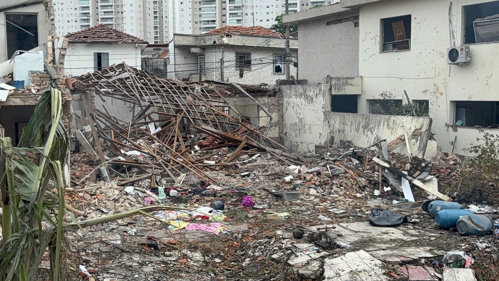 Moradora descreve 'cenário de guerra' após explosão no Tatuapé (SP); polícia apura causas
