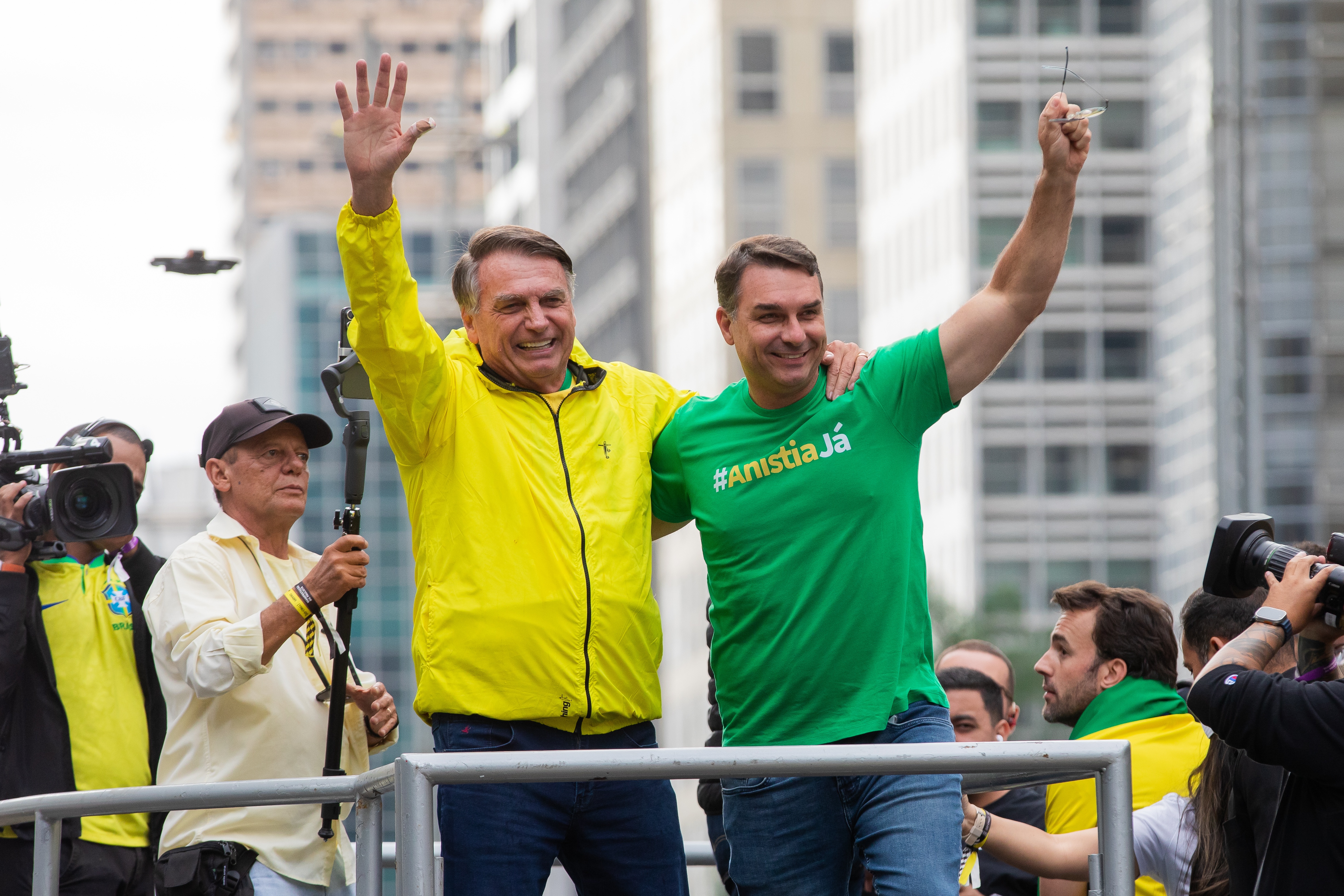 Após divulgação de carta, Moraes suspende visitas de Flávio Bolsonaro ao pai por 90 dias episode artwork