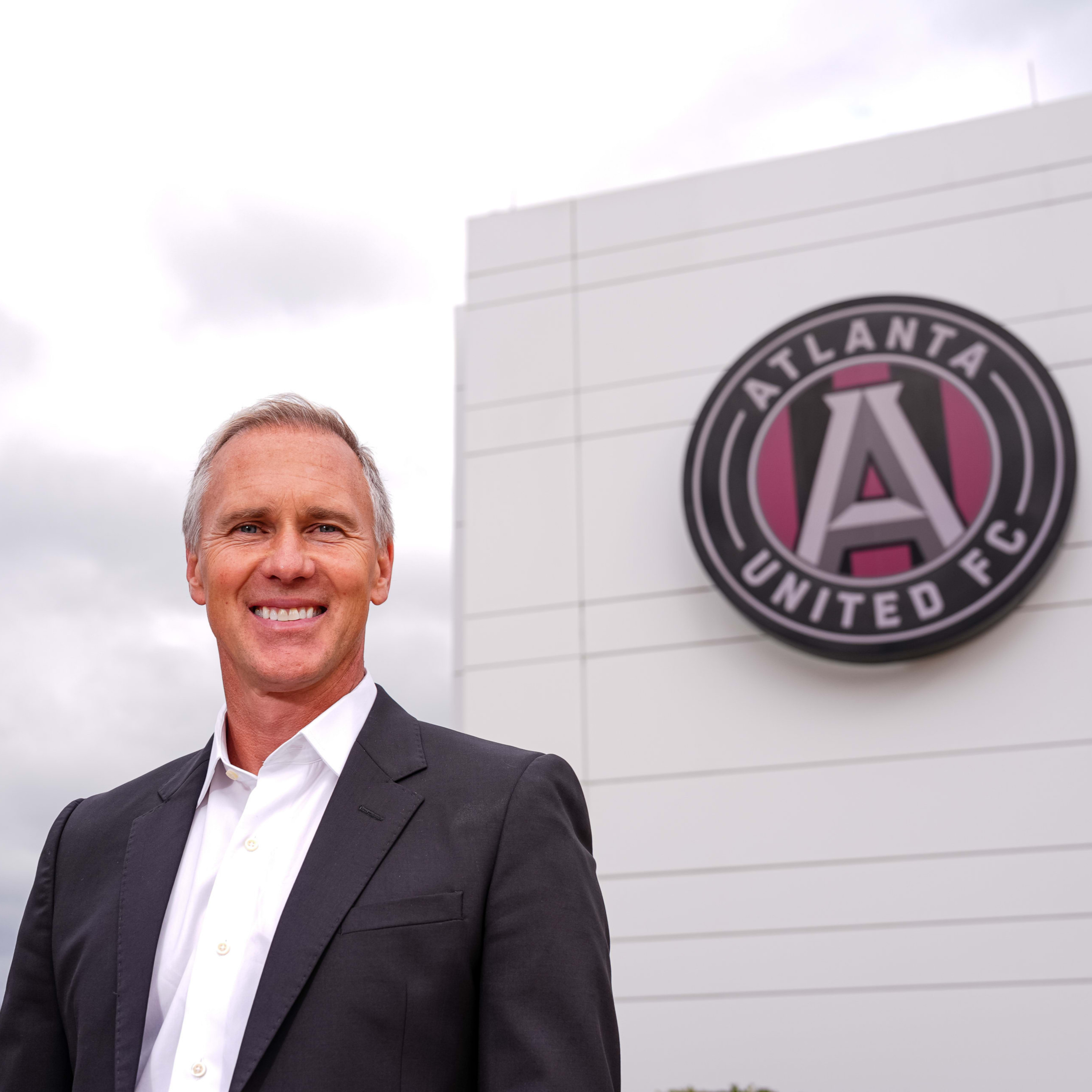 IS RONNY DEILA A FIT FOR ATLANTA UNITED HEAD COACH? + CHRIS HENDERSON ANNOUNCED AS SPORTING DIRECTOR | FIVE STRIPE WEEKLY #346 episode artwork