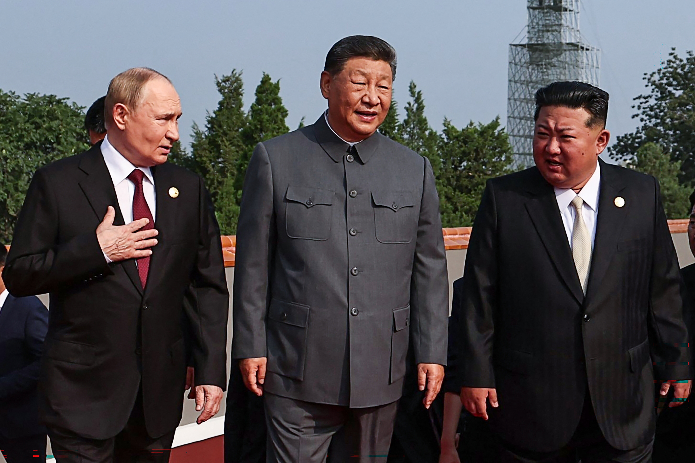 Putin, Xi Jinping e Kim Jong-un assistem ao desfile militar em Pequim
