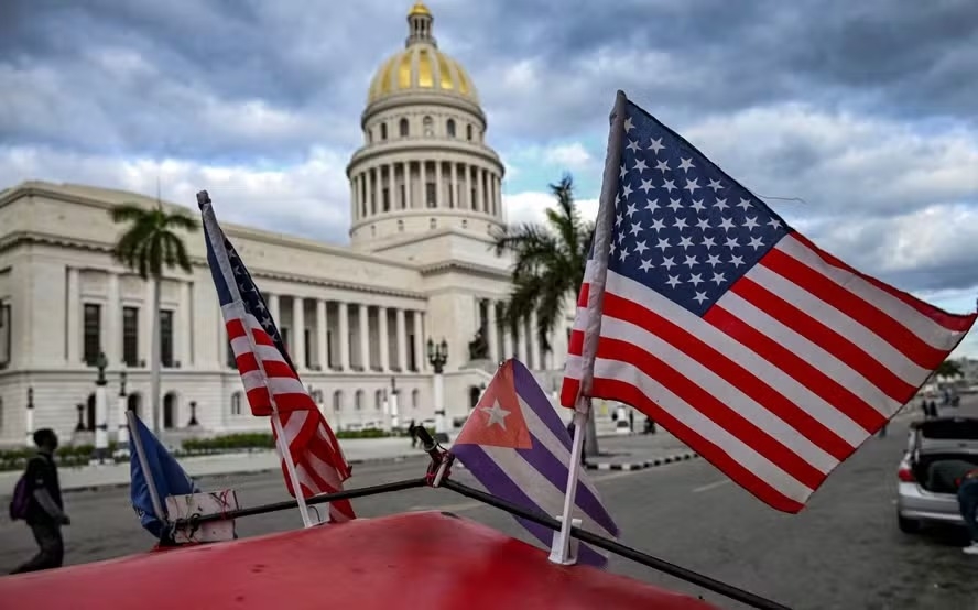 Cubanos protestam em frente à embaixada dos EUA após acusação contra Raúl Castro