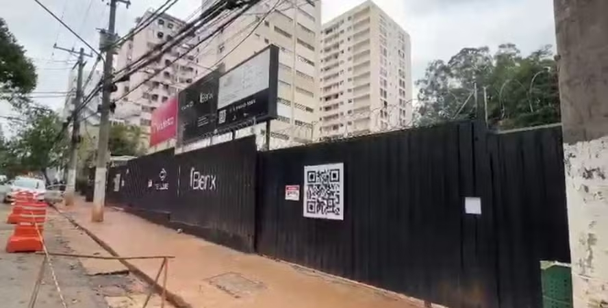Pedaços de muro caem em obra na Rua Oscar Freire (SP) e atingem dois funcionários