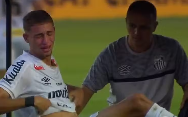 Vinícius Lira sofre ruptura de ligamento do joelho e desfalcará o Santos