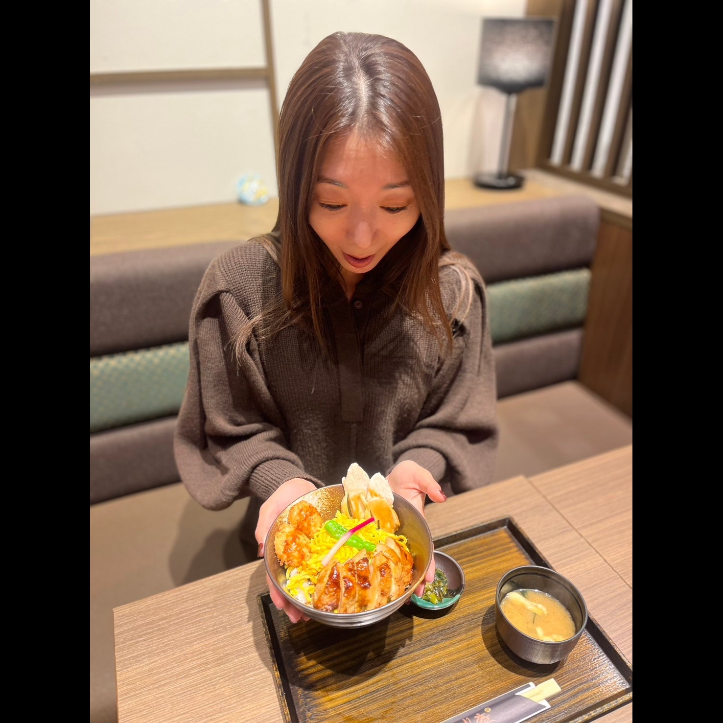 彩り豊かな一品！　中央自動車道　談合坂SA上り「甲州信玄どり三種丼」