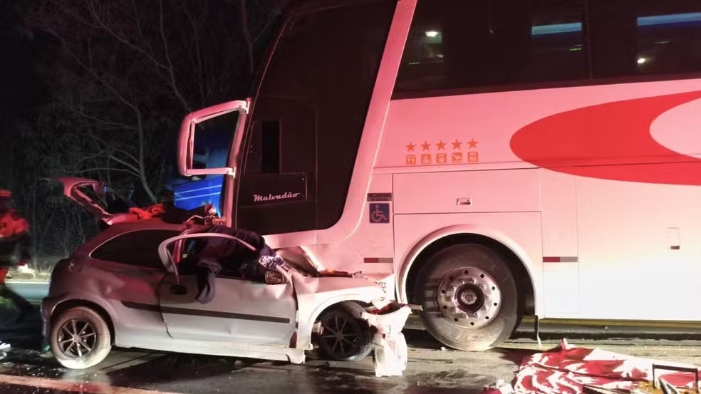 Acidente entre ônibus e carro deixa cinco pessoas mortas na MG-122, em Janaúba, Norte de MG
