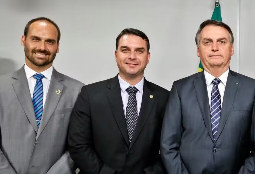 Clã Bolsonaro admite votar em projeto da Dosimetria e PL tenta garantir apoio no Senado Clã Bolsonaro admite votar em projeto da Dosimetria e PL tenta garantir apoio no Senado