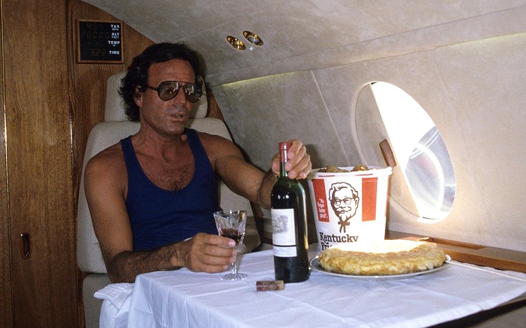 Julio Iglesias de picos pardos por Benidorm Julio Iglesias de picos pardos por Benidorm