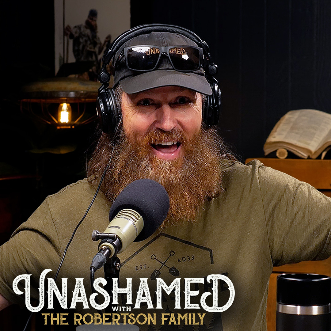 Ep 1293 | Jase Causes a Scene Pulling a Live Bug from a Lady Stranger’s Hair & We All Need a Hero