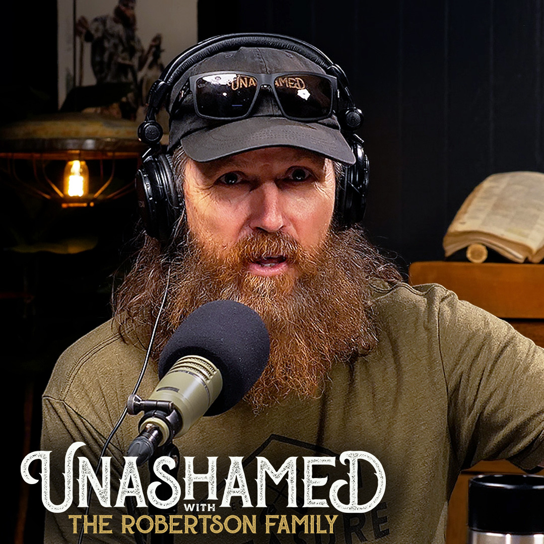 Ep 1293 | Jase Causes a Scene Pulling a Live Bug from a Lady Stranger’s Hair & We All Need a Hero