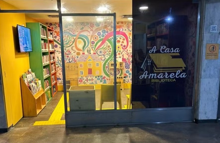 Estação de metrô da Cinelândia ganha novo espaço para leitura com biblioteca popular 'Casa Amarela'