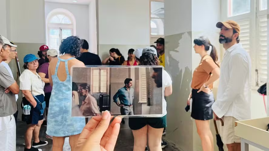 Fãs visitam centro do Recife para conhecer locações de 'O Agente Secreto': 'Filme ganhando vida'