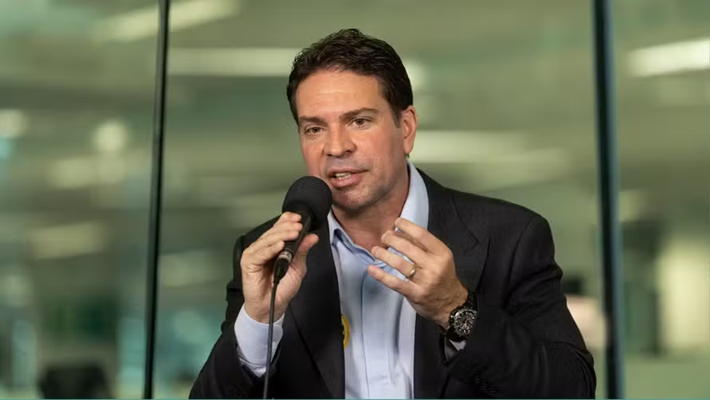 Ramagem deixa o país às vésperas de trânsito em julgado; PSOL pede prisão e extradição