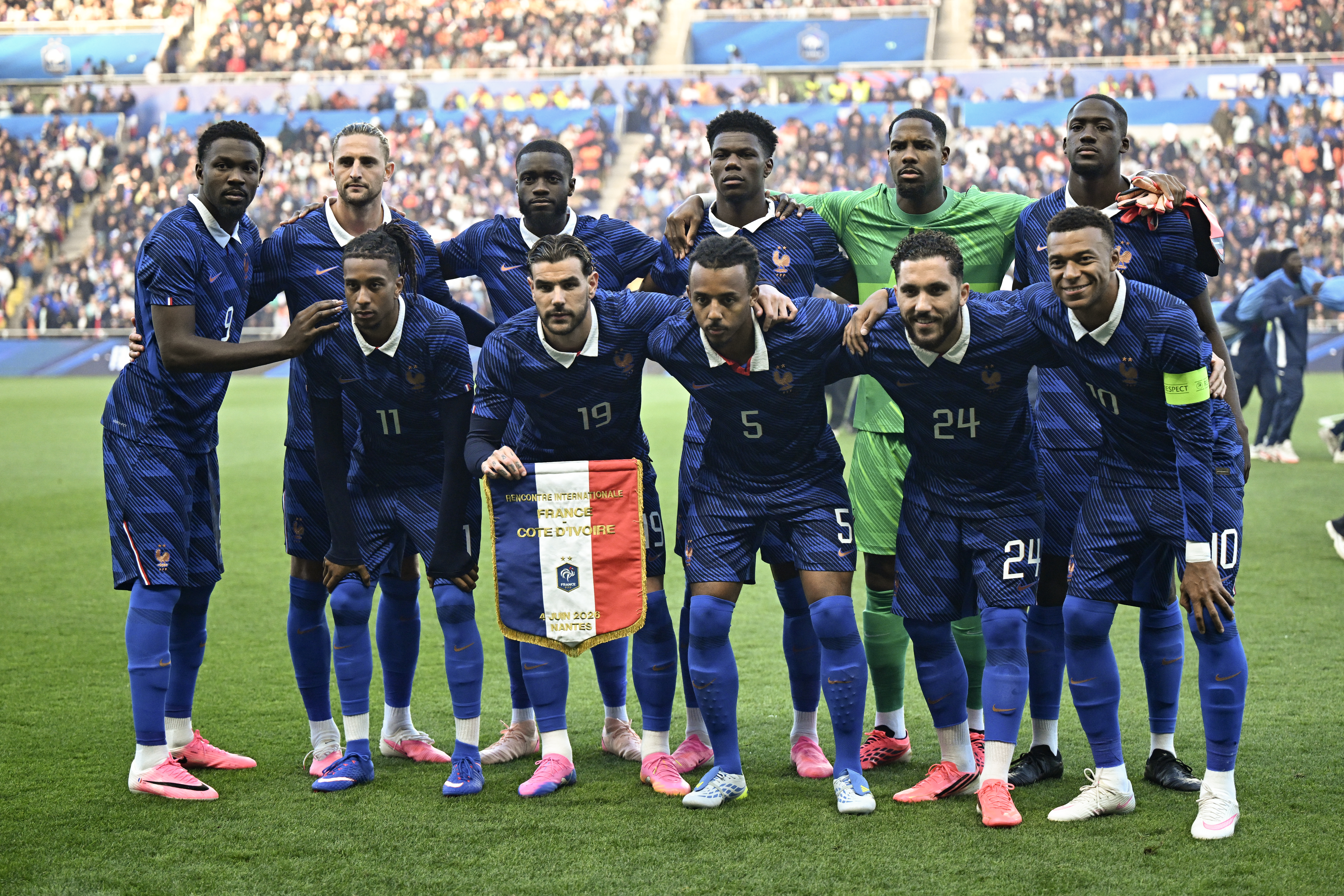Dia 6 de Copa: Estreia da França, início da defesa de título da Argentina e o guia  de TV de hoje episode artwork