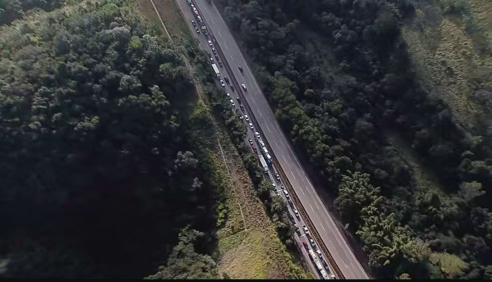 Acidente causa congestionamento de 12 km na rodovia Fernão Dias, em Minas Gerais episode artwork