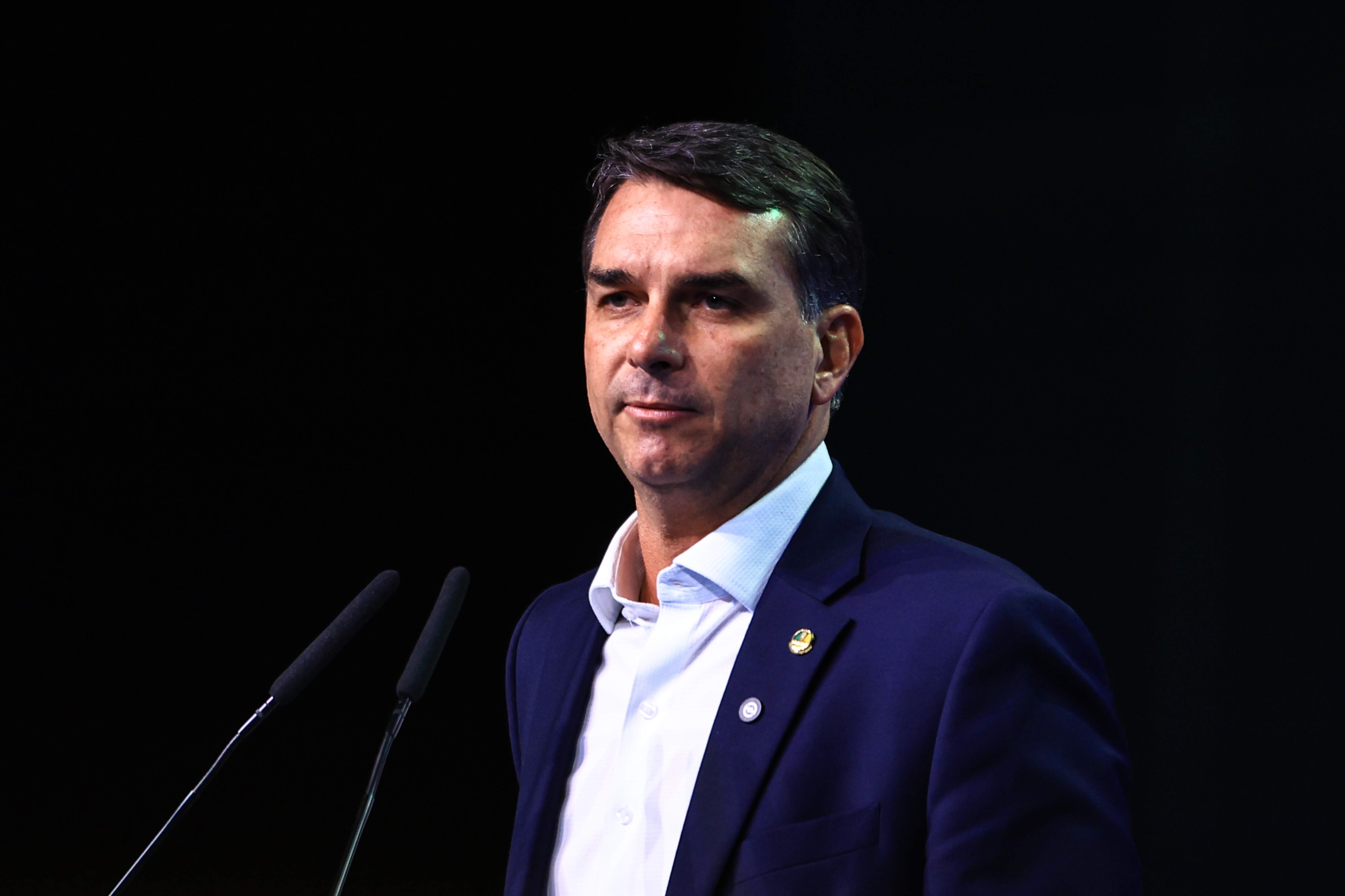 Flávio Bolsonaro diz que pretende voltar aos EUA para tentar barrar novo tarifaço episode artwork