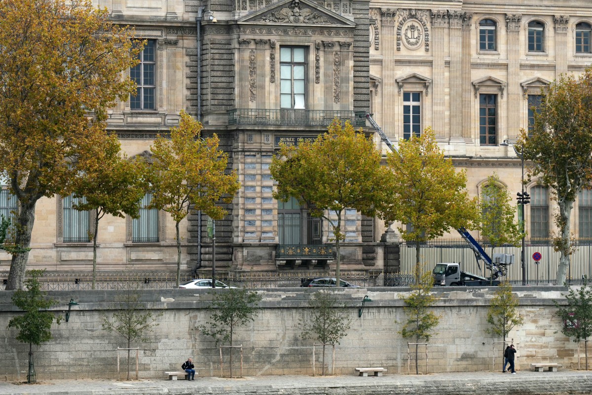 Museu do Louvre reabre ao público após roubo de joias