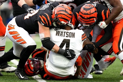 Report: Bengals' Trey Hendrickson breaks wrist against the Browns