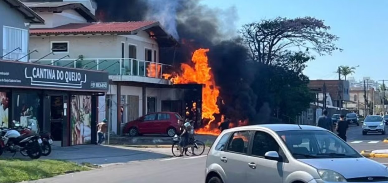 Vítimas de queda de avião em Capão da Canoa (RS) são veladas e sepultadas neste domingo (5)