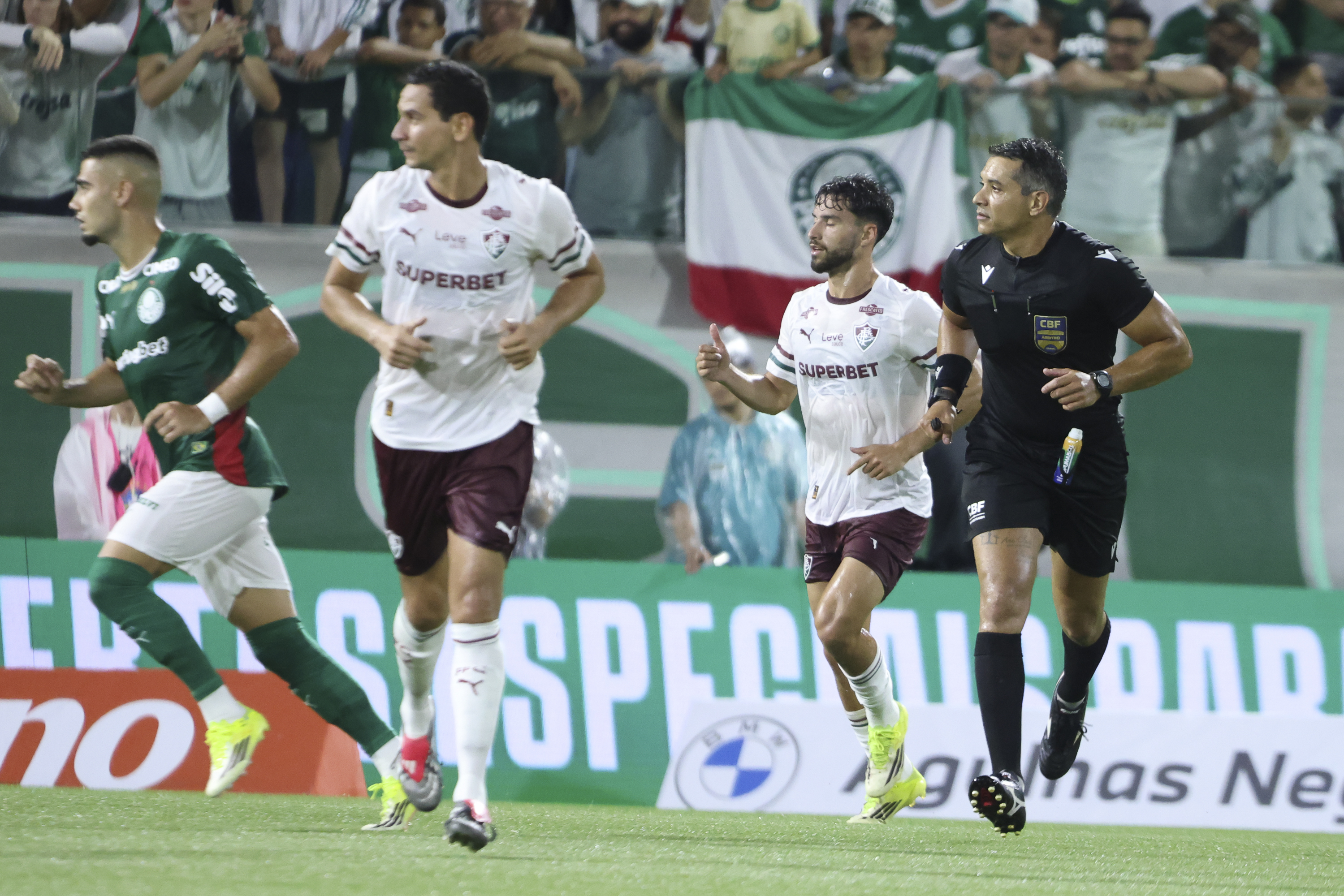 Palmeiras vence o Fluminense e segue líder do Brasileirão