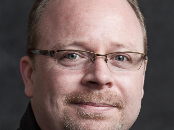 How to Turn Your Leads into Sales with expert and author Justin Sturges. episode artwork