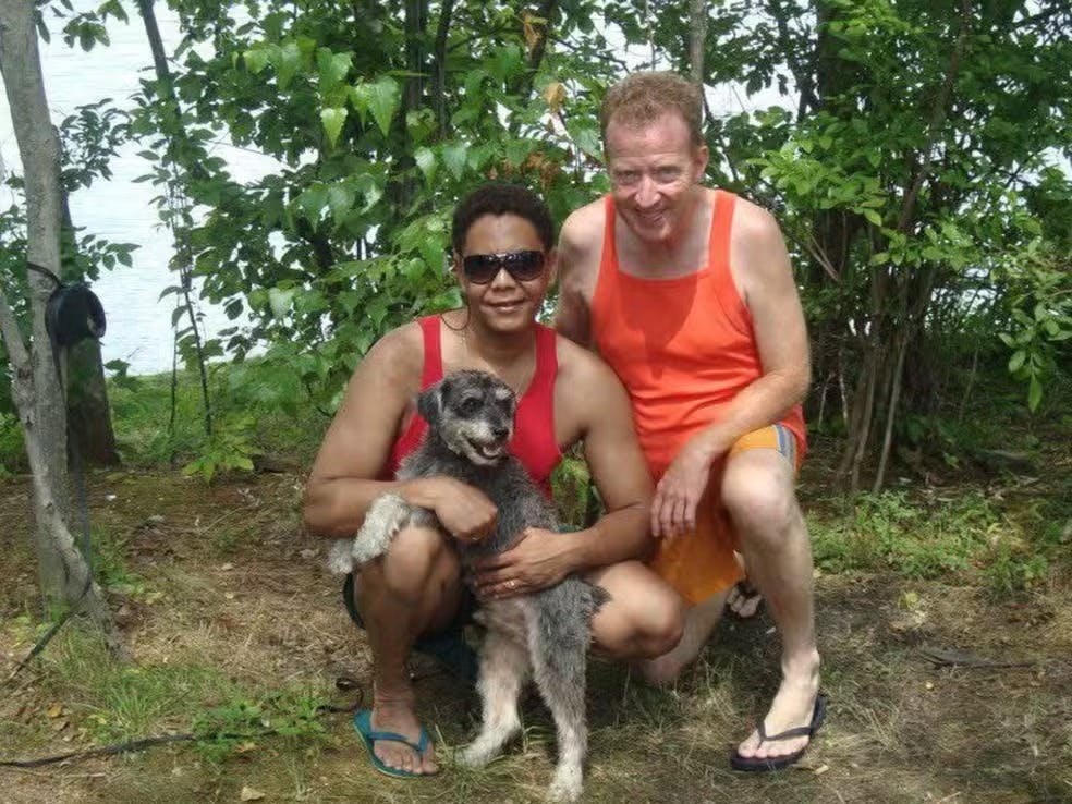 Polícia indicia cinco pessoas pelo envenenamento de casal gay em Minas Gerais Polícia indicia cinco pessoas pelo envenenamento de casal gay em Minas Gerais