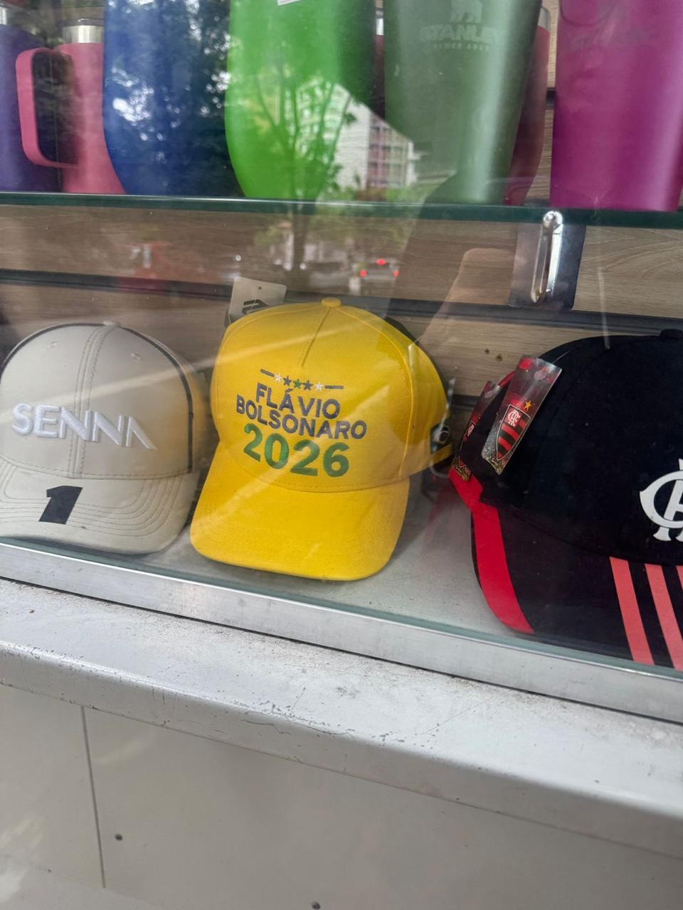 Bonés com o nome de Flávio Bolsonaro são vendidos em banca de área nobre da capital