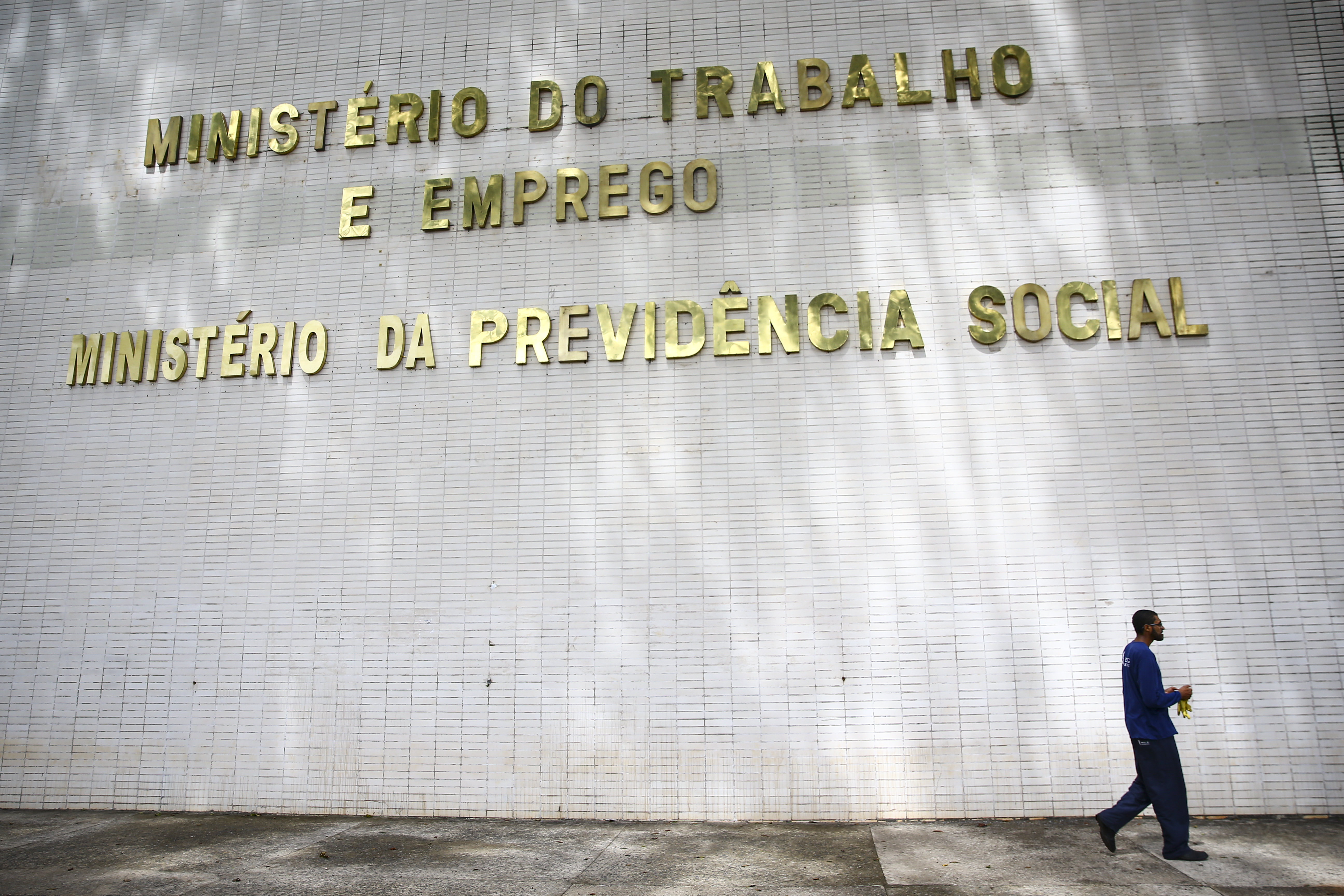 Governo anuncia força-tarefa para combater assédio eleitoral no ambiente de trabalho episode artwork