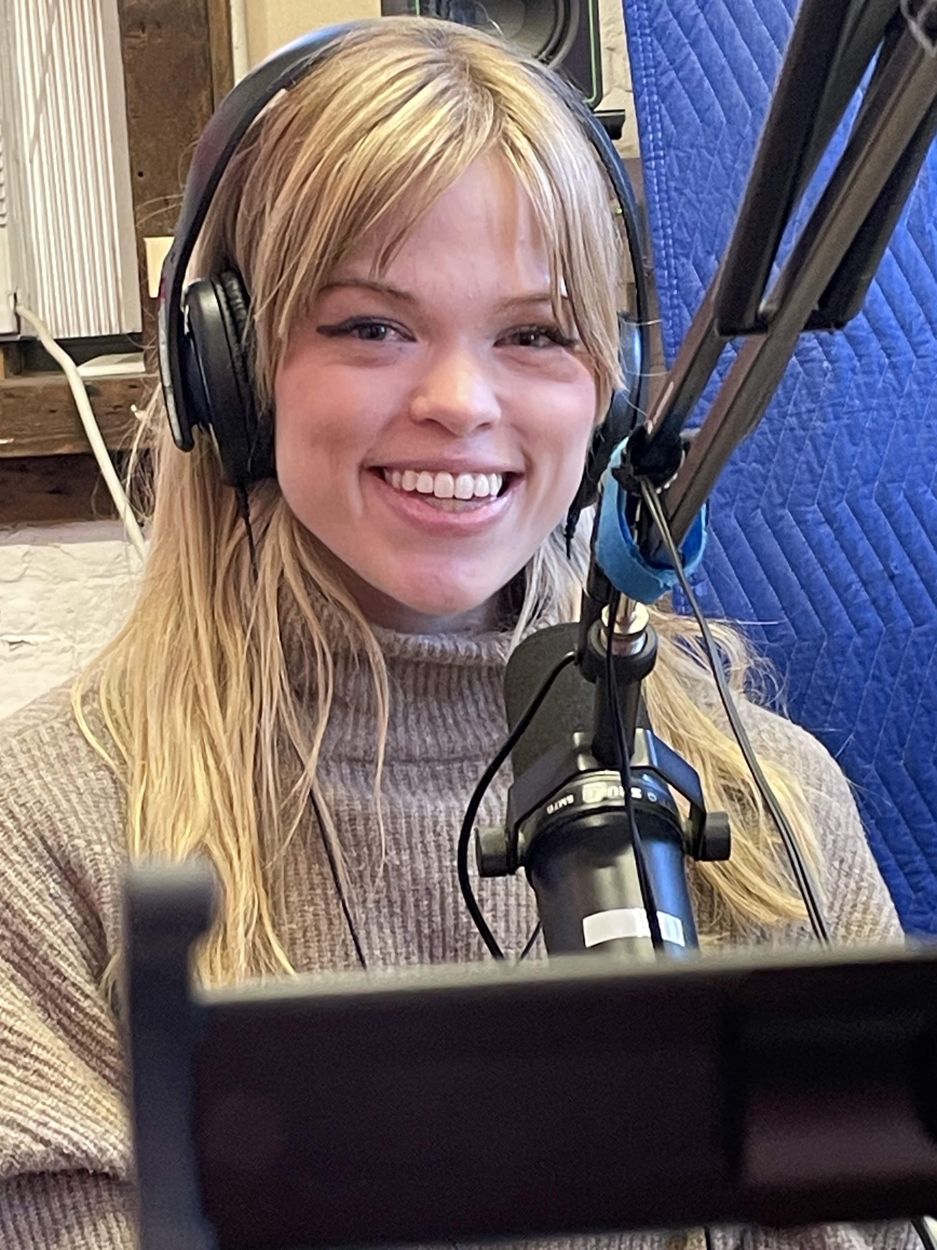 DLG352 Comedian Sarah Barnitt talks about how to manage her life and comedy, which she is very committed to..