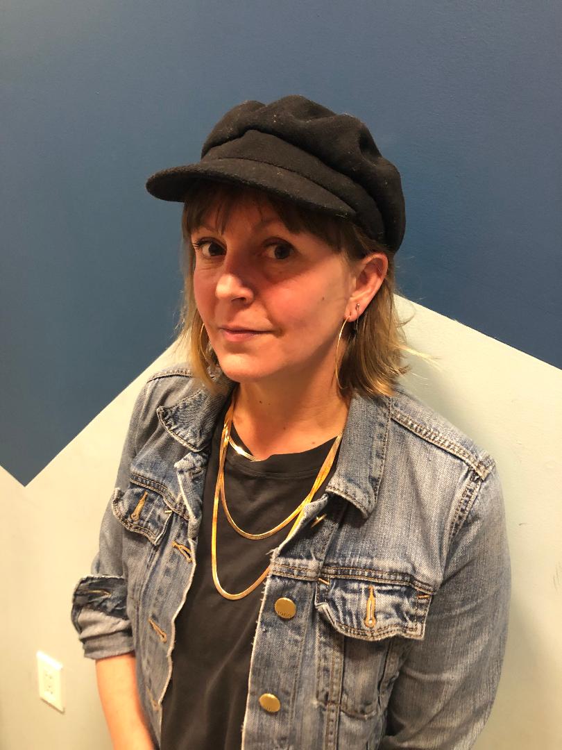 DLG226 Adrienne Truscott uses her choreography, circus acrobatic, dancing, writing, storytelling and stand up comic skills to say important things. episode artwork