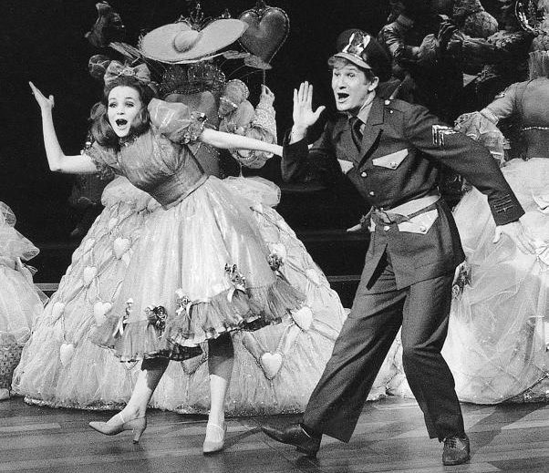 BEHIND THE CURTAIN: BROADWAY\'S LIVING LEGENDS » Podcast