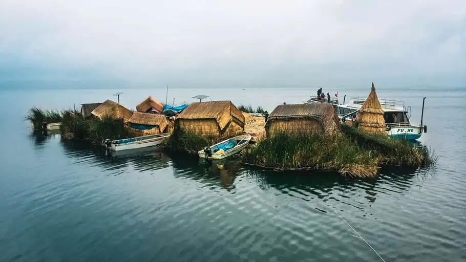 Las misteriosas islas flotantes del lago Titicaca