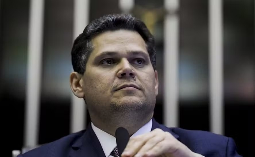 Alcolumbre nega esperar gesto do governo após recusa da indicação ao STF com Messias episode artwork