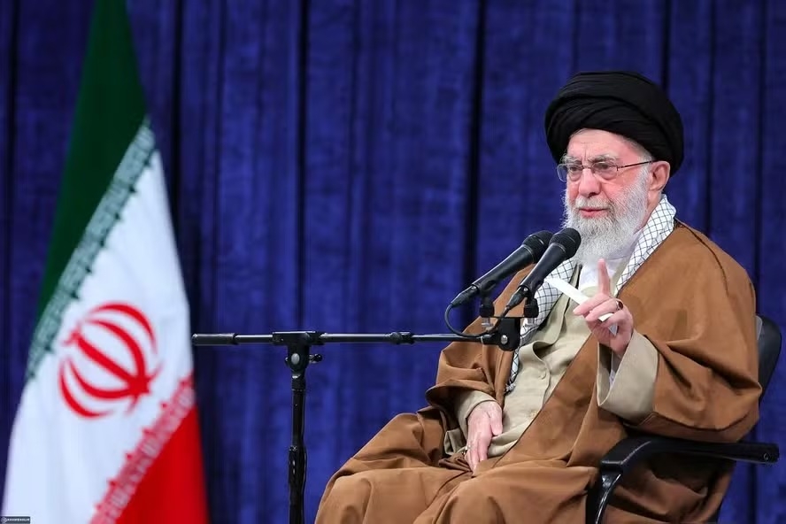 Trump diz que aiatolá Ali Khamenei morreu após ataque dos EUA e Israel episode artwork